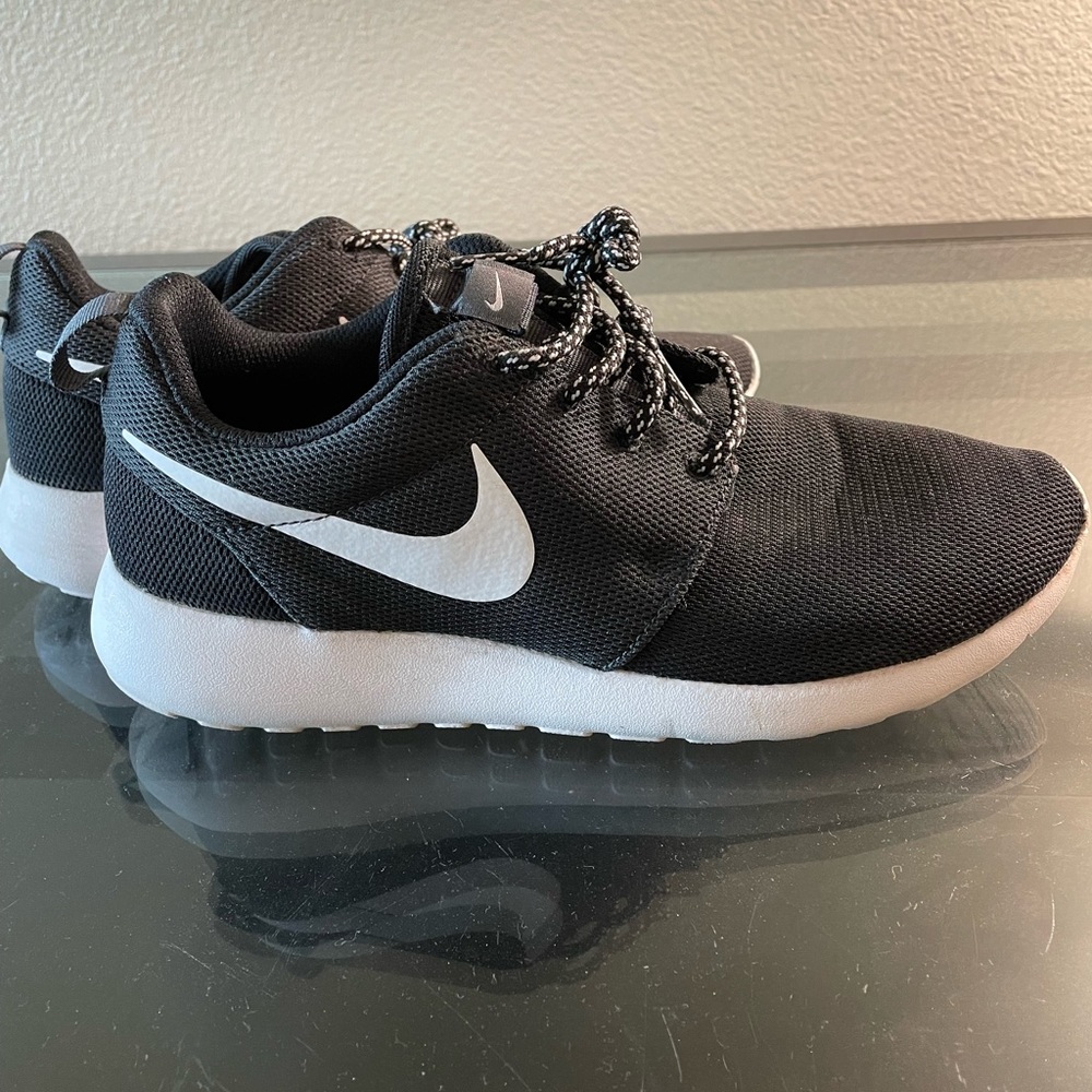 Black Nike Roshe running shoes - womens size 8.5 - never worn!